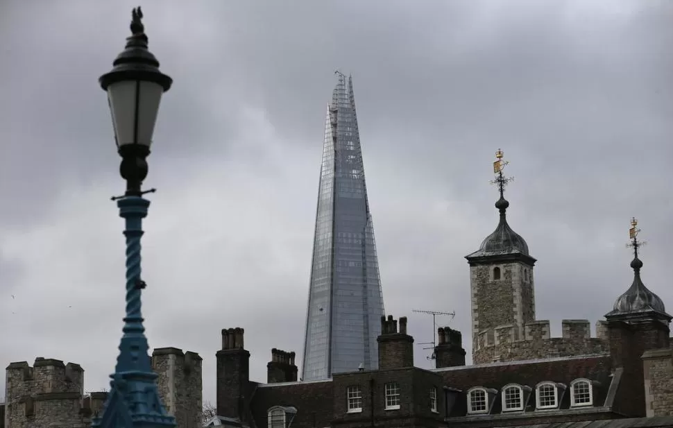 CON 310 METROS DE ALTURA. The Shard es el edificio más alto de Europa occidental. Tendrá un hotel de lujo.  