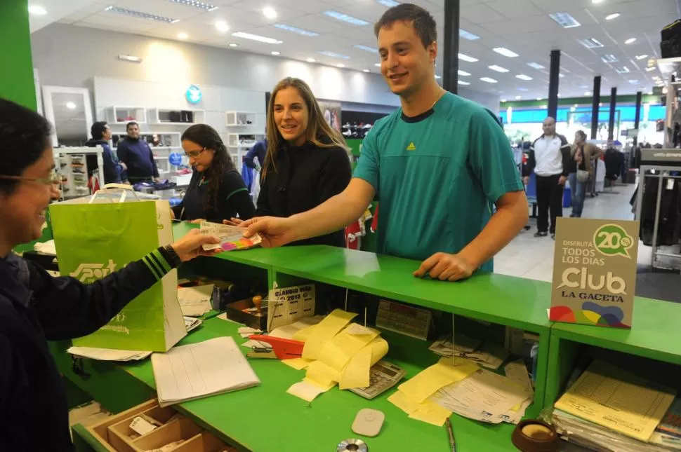 PROMOCIONES IMPERDIBLES. Elegí lo que quieras, presentá la tarjeta y pedí tu descuento en la caja. LA NGACETA / FOTO DE ANTONIO FERRONI