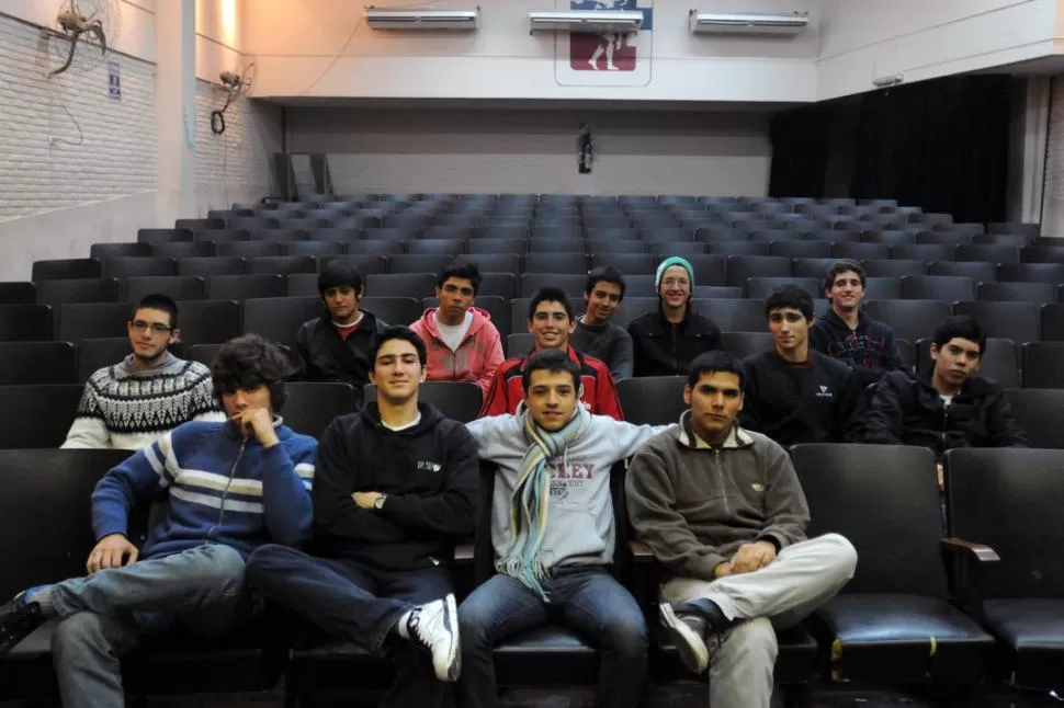 VOCES A FAVOR, VOCES EN CONTRA. Los gymnasistas debatieron en la sala de teatro José Kravtzov, del colegio de la Universidad Nacional de Tucumán. LA GACETA / FOTOS DE INéS QUINTEROS ORIO