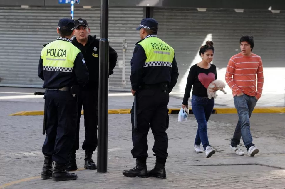 PREVENCIÓN DEL DELITO. La disposición del personal incluye un agente nuevo y otro con mayor experiencia para ubicarse en las paradas asignadas. LA GACETA / FOTO DE DIEGO ARAOZ