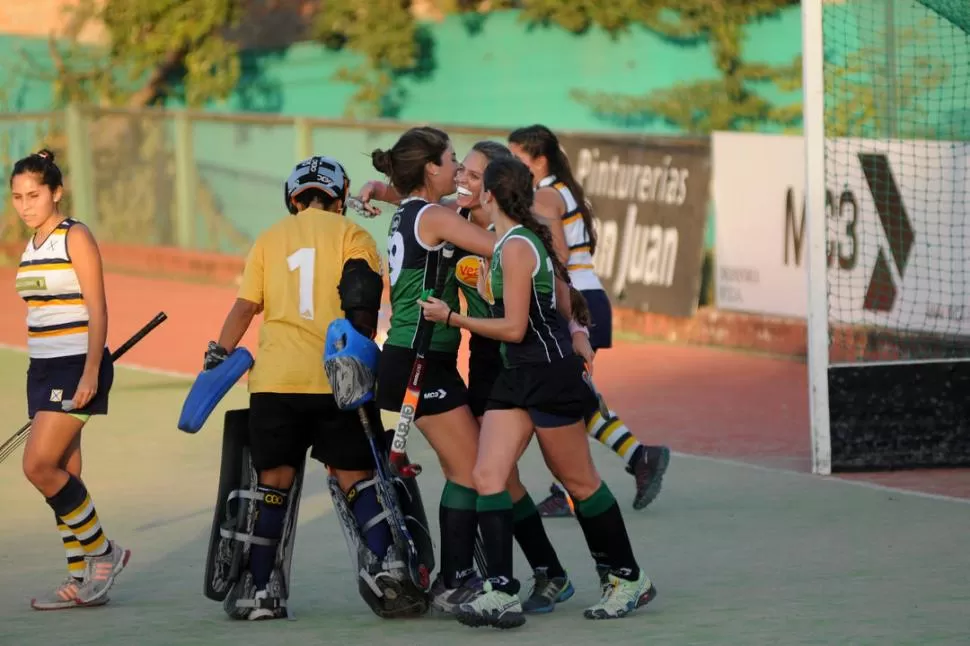 FIGURA. Vanni (centro) festeja con sus compañeras uno de los tres goles que hizo la jugadora de Tucumán Rugby Negro. 