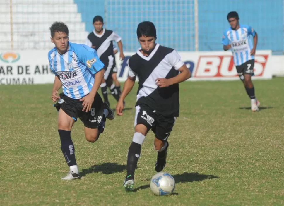 SORPRESA. Albornoz se lleva la pelota ante la marca de Soria, de Atlético. 