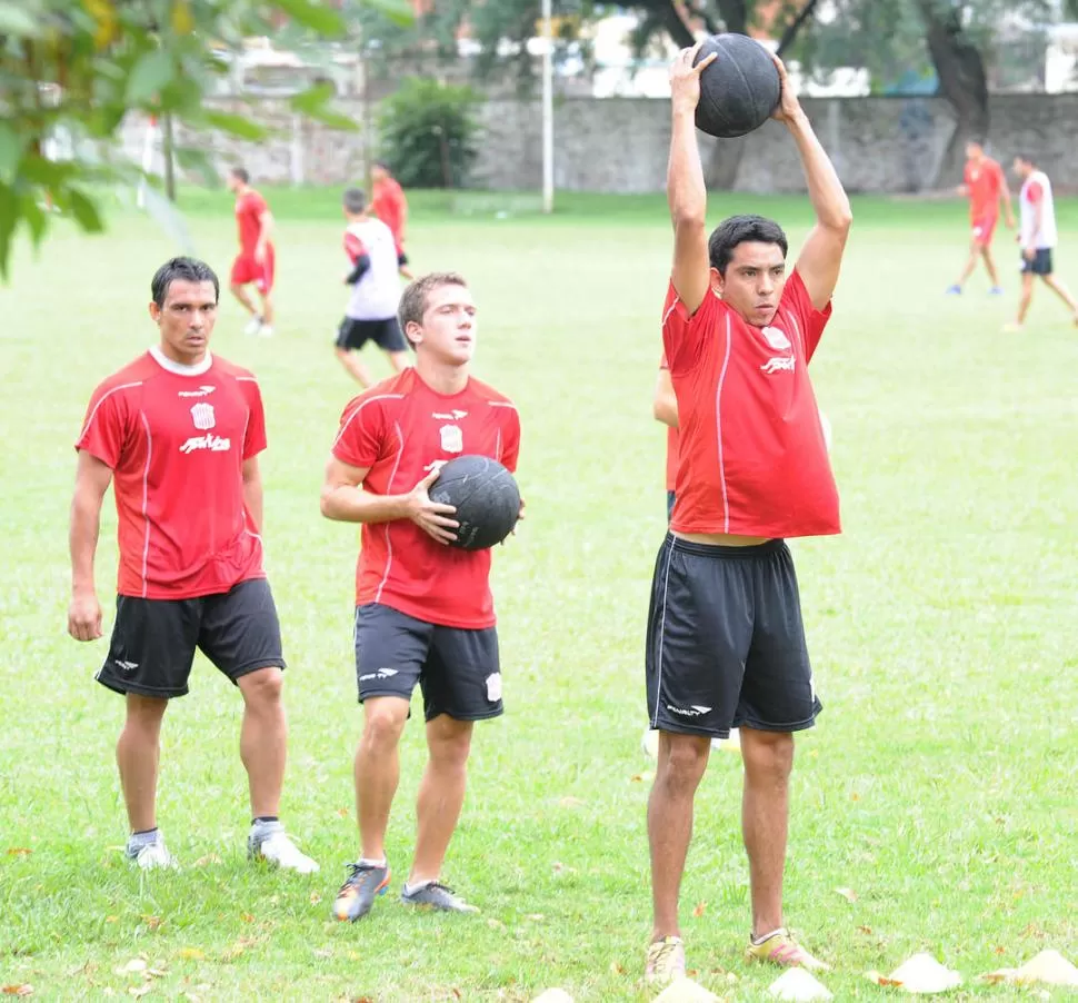 VUELVE. Recuperado de su lesión, Rolando Serrano será titular en los santos. 