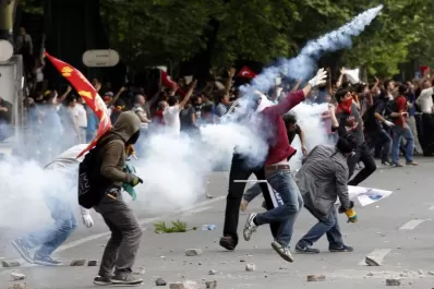Indignados turcos ganan la calle por tercer día consecutivo