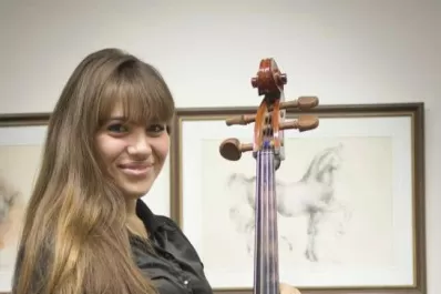 La artista tucumana recuperó el violoncello que le robaron