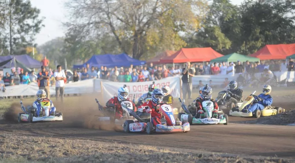 CON MUCHO RITMO. Cristian Moreno lidera el pelotón de la división mayor del karting tierrero. El concepcionense fue letal. 