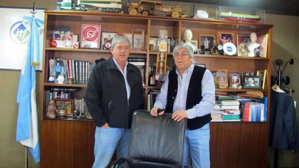 NO SÓLO PARA LA FOTO. Buzzi y Moyano, en octubre pasado, se reunieron para organizar un paro nacional. DYN