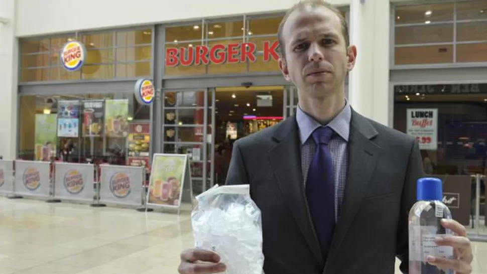 LAS PRUEBAS. El periodista Ben Ellery, con la muestra tomada en Burguer King. FOTO TOMADA DE DAILYMAIL.COM.UK