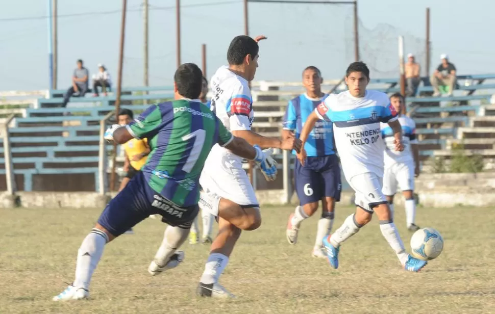 UNO, DOS Y... Cristian Bravo, defensor de Brown, se prepara para festejar. 