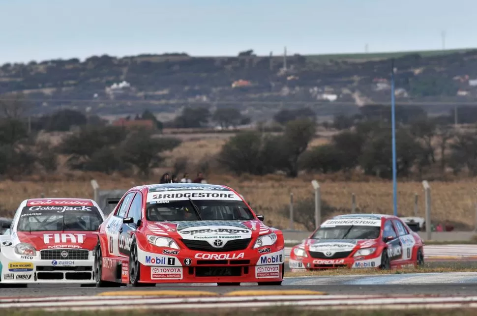 EN FILA INDIA. El Toyota Corolla de Matías Rossi avanzo raudo hacia la victoria, seguido por el Fiat de Facundo Ardusso. Atrás, asoma el Toyota de Mariano Werner. 