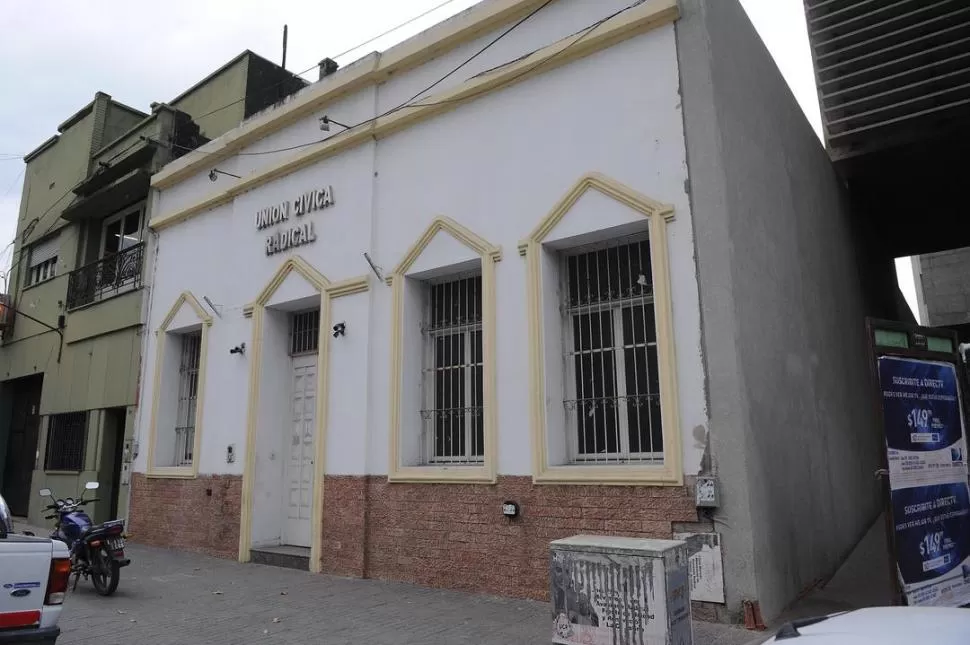 CATAMARCA 851. La convención radical sesionó ayer por la mañana. LA GACETA / FOTO DE HECTOR PERALTA