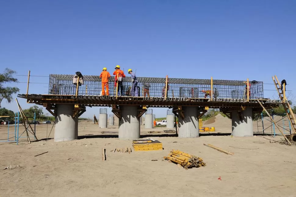 SOFISTICADO. El extenso puente que se está construyendo sobre el río Medina contará con veredas peatonales. LA GACETA / FOTO DE ANALIA JARAMILLO