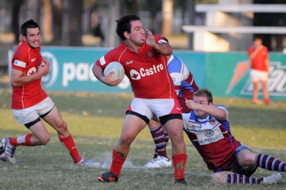 GANÓ Y NADA MÁS. Juan Ganassin trata de derribar a Santiago Clemente, autor del try que le dio el bonus a Los Tarcos. 