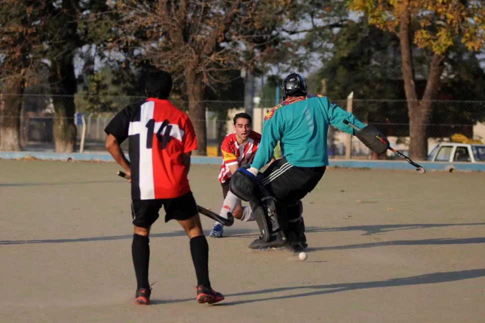 AL ARCO. Torres ya sacó su remate y el arquero Morales no puede impedir el gol. 