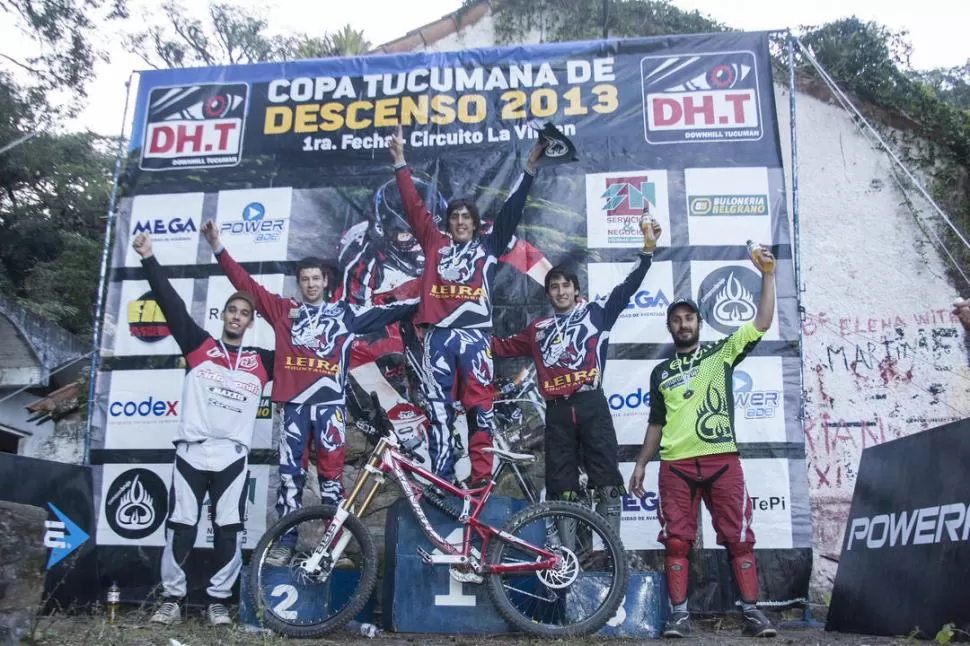 LOS PRO. Santiago, Gómez Lassalle, Romero, Albornoz y García, en el podio. 