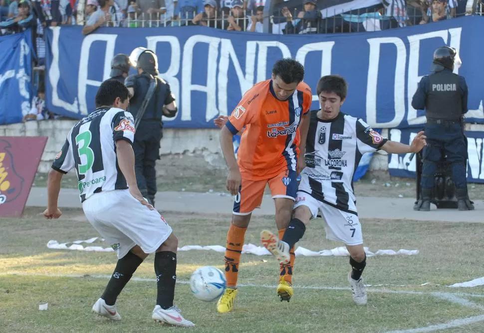 EL DUEÑO DE LA PELOTA. Gregorio González, la manija del prócer, intenta superar la marca de Víctor Rodríguez. 