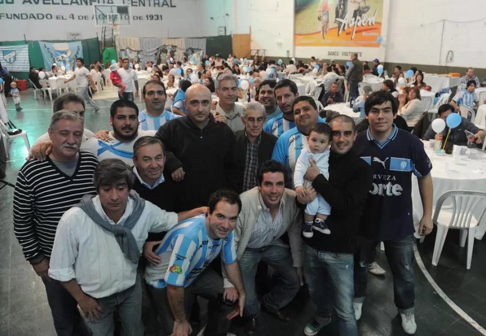 RODEADOS. Werblud (primero a la izquierda), Ramos (centro) entre otros integrantes de la lista, durante el almuerzo dominical. 