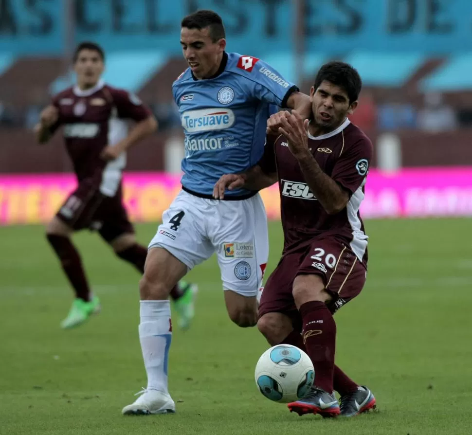 OJOS CERRADOS. Saravia y Romero disputan una pelota, casi sin mirar. 