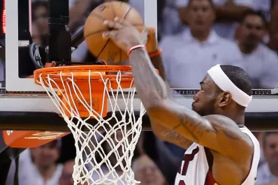 Mirá el explosivo alley oop de LeBron James ante Indiana