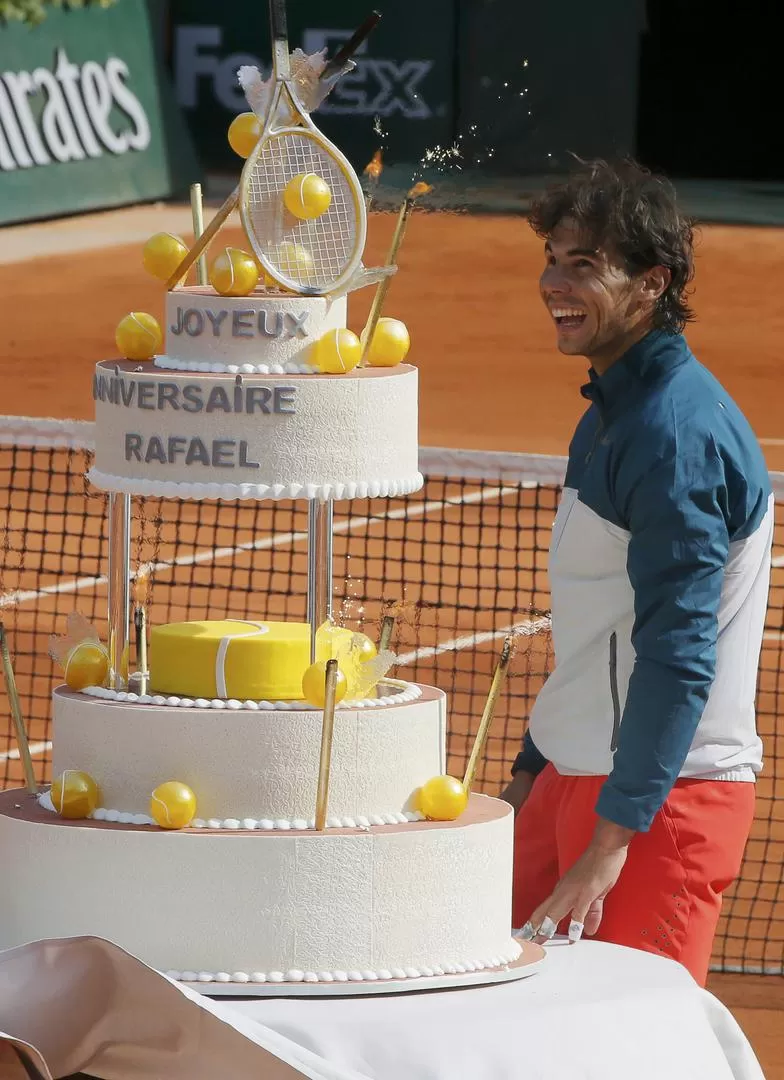 SORPRESA. Nadal, feliz con la torta que le dieron tras el partido. 