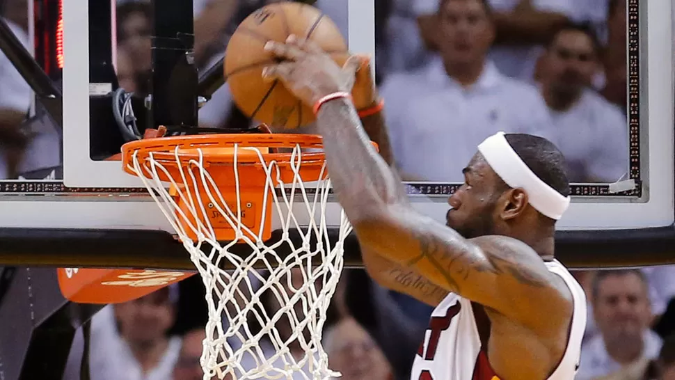 UN GIGANTE. James es la carta ganadora de Miami. REUTERS