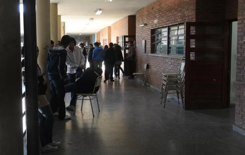  EN EL PASILLO. Los chicos no están de recreo, sino que deambulan por la escuela porque no tienen clases.  LA GACETA / FOTOS DE ANTONIO FERRONI 