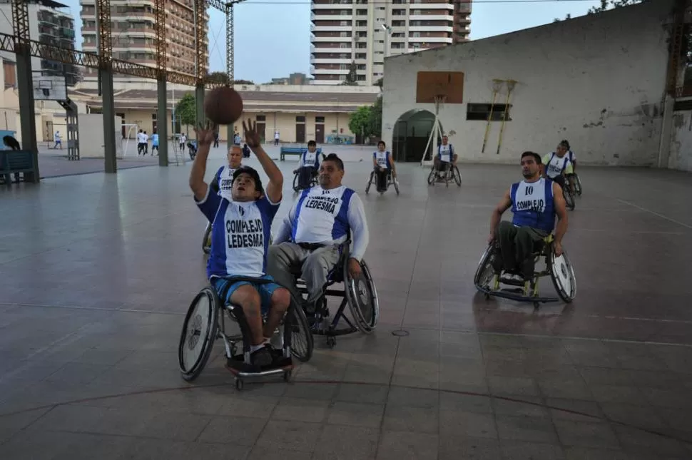 ENTRENANDO. El equipo trabaja para conseguir la mejor puesta a punto. 
