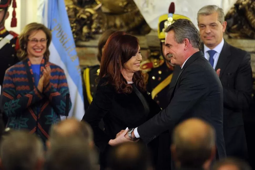 EMOCIONADO. Rossi, un ultrakirchnerista, recibe las felicitaciones de la Presidenta. Beatriz Rojkés, aplaude. TELAM