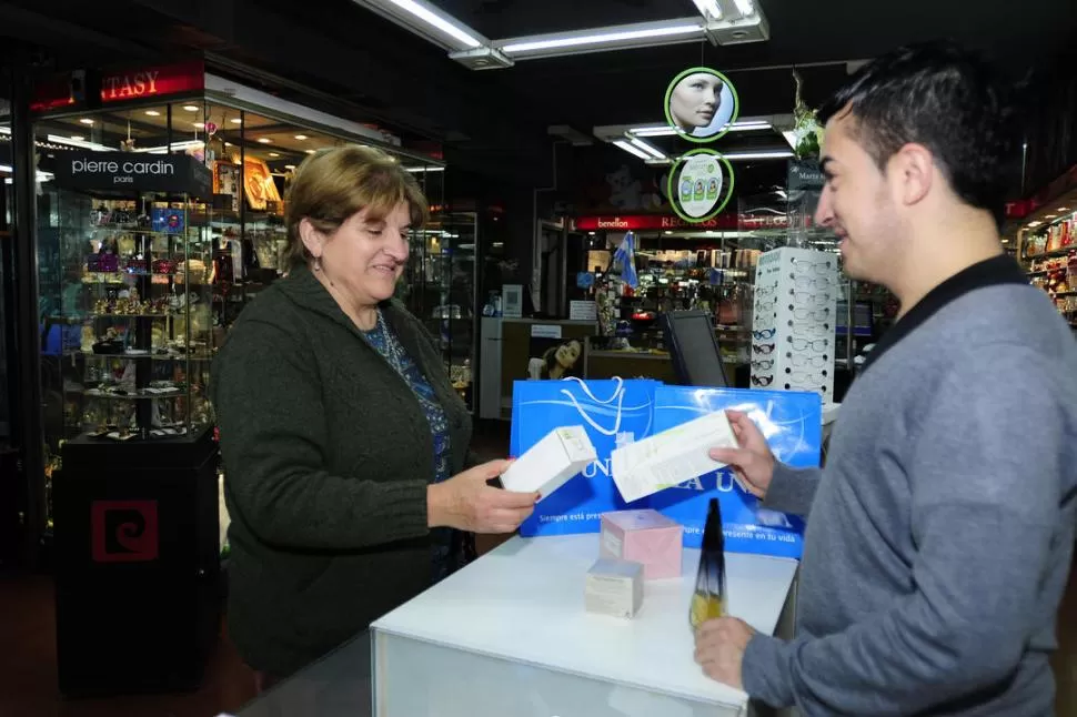 BUSCANDO SU OBSEQUIO. María Rosa ganó una orden de compras. LA GACETA / FOTO DE ANALIA JARAMILLO 