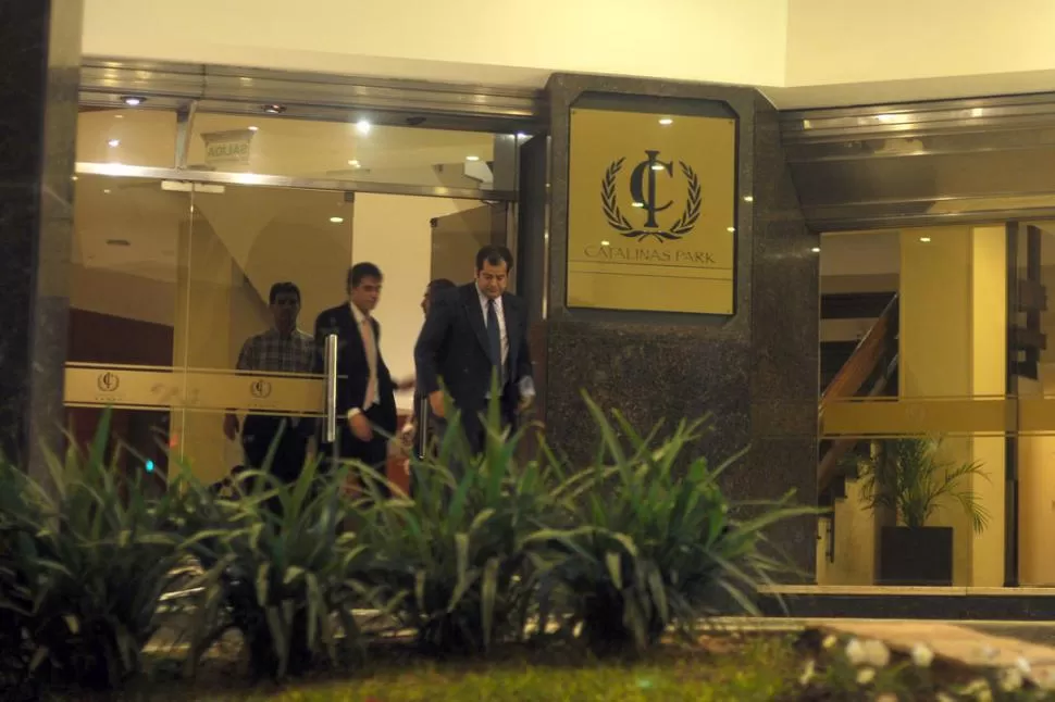 INVESTIGADORES. Personal policial y de la Fiscalía X° se retira anoche del hotel tras realizar el allanamiento. LA GACETA / FOTO DE DIEGO ARAOZ