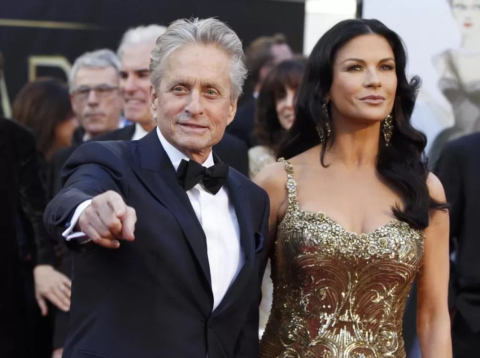 RECUPERADO. Douglas, acompañado de su esposa, Catherine Zeta-Jones. REUTERS 