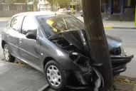 Dos autos chocan en pleno centro