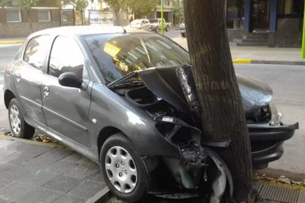 Dos autos chocan en pleno centro