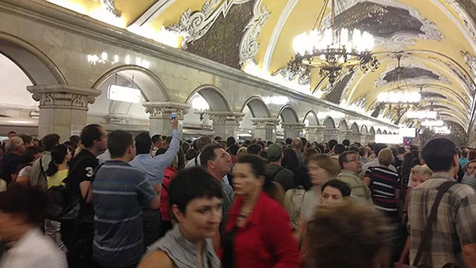 CONMOCIÓN. El incendio se produjo en un horario pico en Rusia. FOTO TOMADA DE TWITTER / @ANNA09D