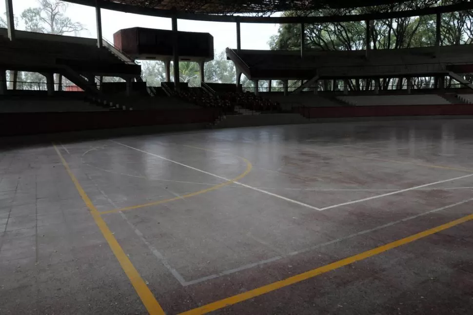 LA PISTA. En este gran canchón se practica fútbol de sala y roller hockey, pero ya no es usado para grandes espectáculos por el deterioro que presenta. LA GACETA / FOTOS DE INES QUINTEROS ORIO 