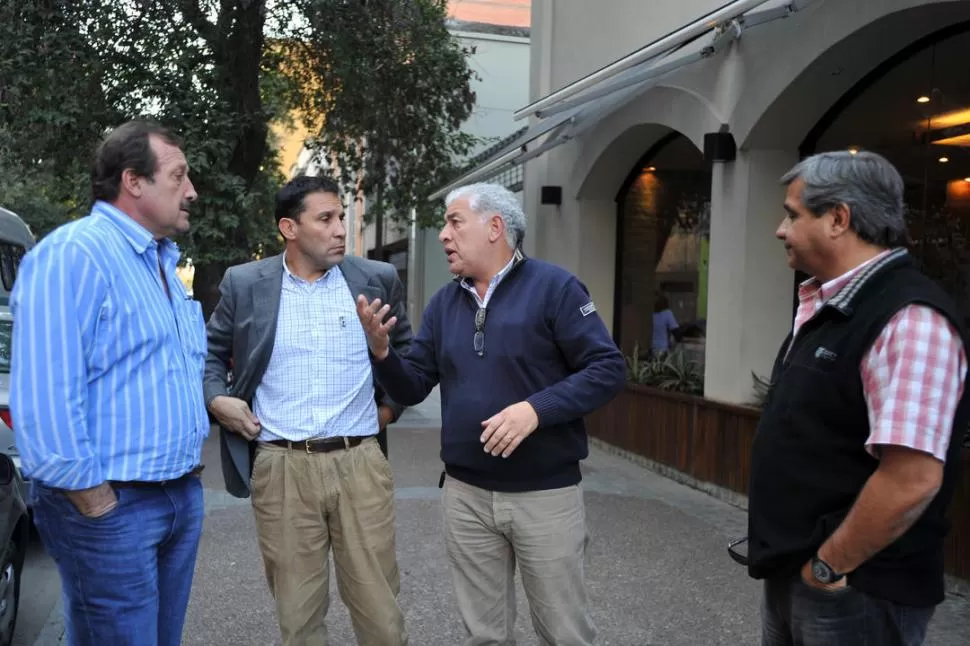 CONCILIO. Andrés Chavanne (Tucumán Lawn Tennis), Pablo Garretón (Universitario de Tucumán), Dante López (presidente Subcomisión de Rugby de TLT) y Juan Luis Aráoz (Natación), hablando del nuevo torneo. 