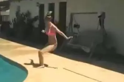 Quiso saltar a la pileta desde el techo de su casa y se partió las piernas