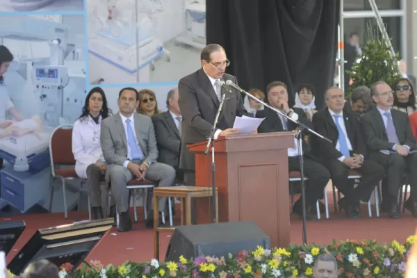 El Eva Perón es mejor que cualquier sanatorio privado, dijo Alperovich