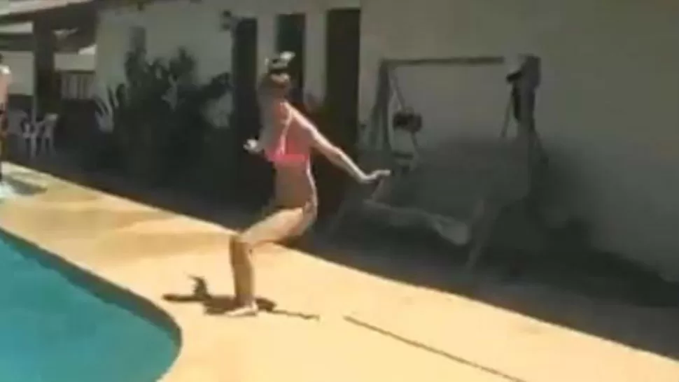 MOMENTO JUSTO. La joven no calculo la distancia. CAPTURA DE VIDEO