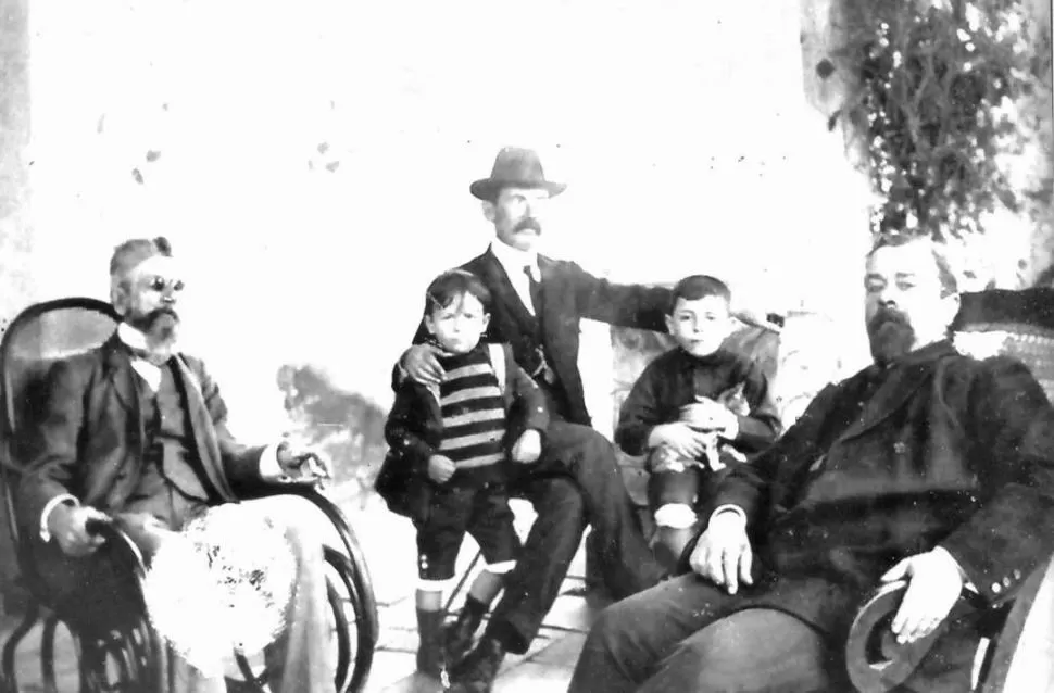 EN LA FINCA MARIÑO, EN 1912. Desde la izquierda, el ex gobernador Lucas Córdoba, el ingeniero José Mariño con sus sobrinos Carlos y Juan Manuel Páez de la Torre y el doctor Fortunato Mariño. LA GACETA / ARCHIVO