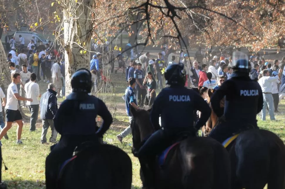 BLINDADO. La policía custodia los accesos a la cancha de Independiente de los hinchas que fueron a alentar a a la lepra. FOTO DE MARCELO RUIZ (ESPECIAL PARA LA GACETA)