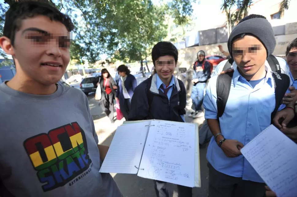CARPETAS. Los chicos de quinto año muestran la carpeta de Matemáticas y cuentan que algunas clases y ejercicios son para un nivel primario.  LA GACETA / FOTOS DE DIEGO ARAOZ 