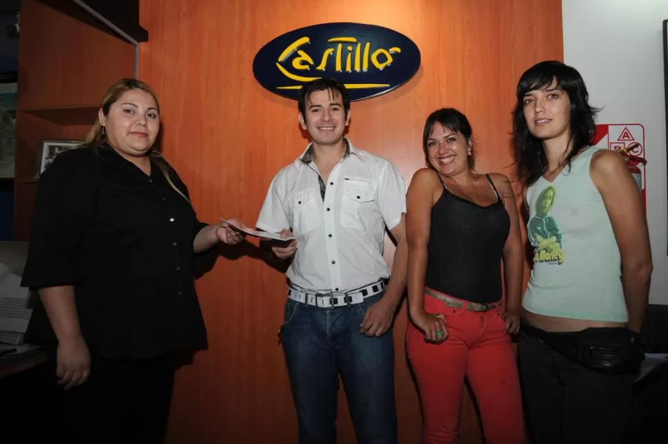 CON SU PREMIO. El lector Hugo Quiroga retiró su orden de compras. LA GACETA / FOTO DE HECTOR PERALTA