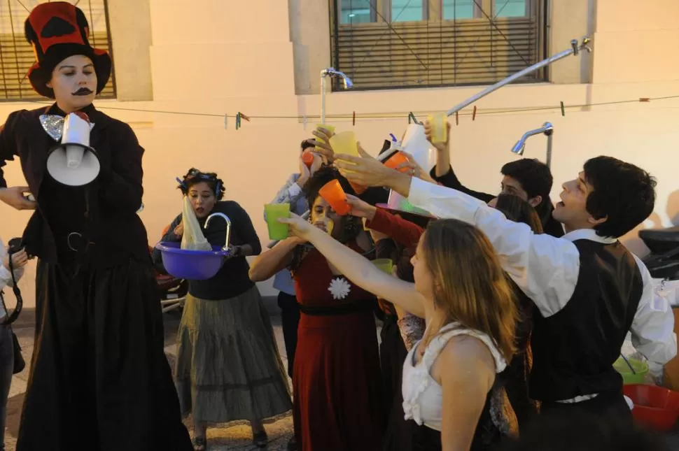 CONCIENTIZACIÓN SOCIAL. Actores y músicos teatralizan la escasez de agua y la necesidad de racionalizar el consumo en plena peatonal Muñecas. LA GACETA / FOTO DE ANTONIO FERRONI