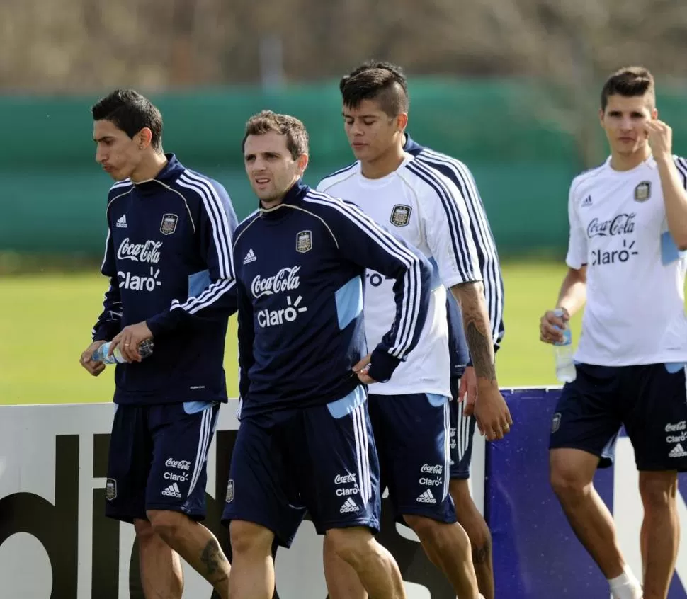 CAMINO A LAS DUCHAS. Di María, Montillo, Rojo y Lamela se dirigen a los vestuarios luego de haber terminado de entrenar. 