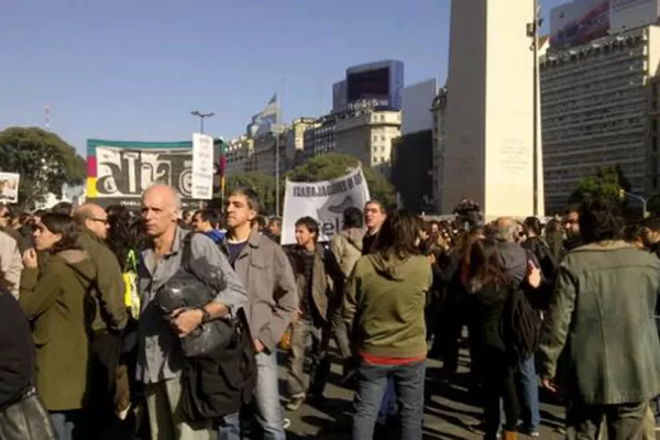 Periodistas marcharon en el Obelisco para pedir aumento de salarios