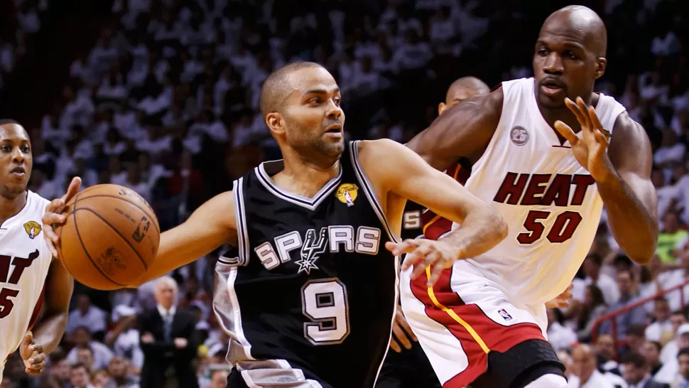 AL HOMBRE. Con 21 puntos, el francés lideró a los Spurs en su gran noche de Miami. REUTERS