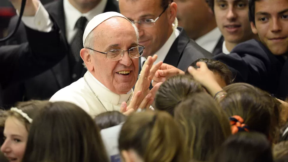 SALUDOS. Francisco junto a los estudiantes que visitaron el Vaticano. REUTERS