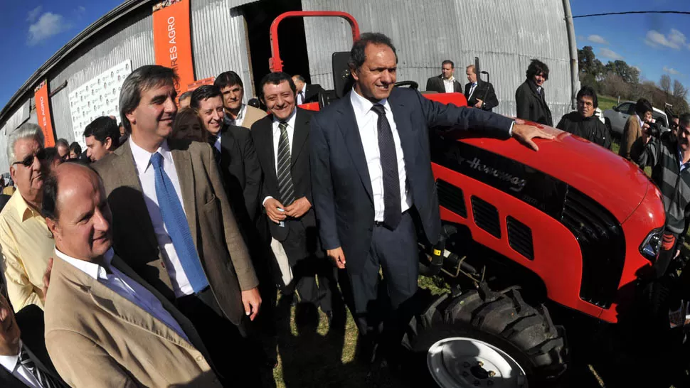 RECORRIDA. Scioli visitó Duggan, una localidad a 18 kilómetros de San Antonio de Areco. DYN