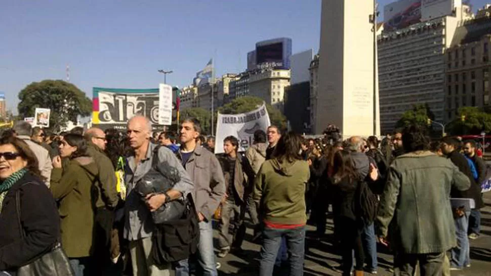 RECLAMO EN LA CALLE. Periodistas cortan la avenida 9 de Julio. FOTO DE @LIBONATTI